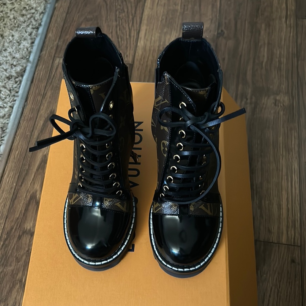 BRAND NEW !! Louis Vuitton Authentic Star Trail Boots Italian size 38.5